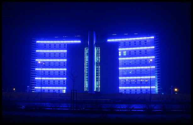 Oświetlony budynek PERNu
