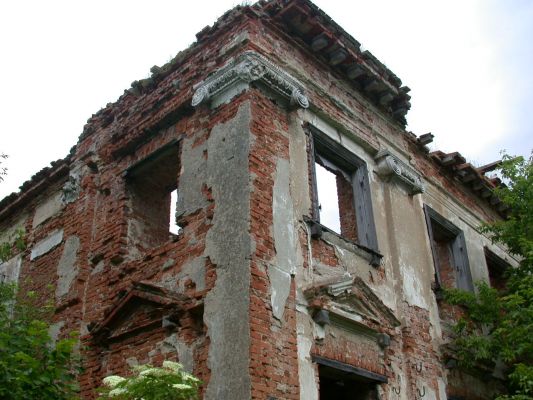 Studzieniec - ruina pałacu
STUDZIENIEC (gm. Słubice). Pałac zbudowany ok. 1790 r. przez wybitnego architekta Hilarego Szpilowskiego. Styl budowli: klasycystyczny. Jeden z najpiękniejszych obiektów województwa. Mocno zrujnowany, otoczony rozległym parkiem krajobrazowym z końca XVIII w. o powierzchni 3,5 ha. Właściciel: Urząd Gminy.

