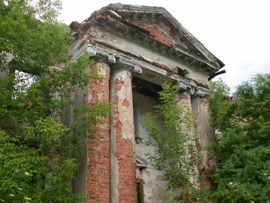 Studzieniec - ruina pałacu
STUDZIENIEC (gm. Słubice). Pałac zbudowany ok. 1790 r. przez wybitnego architekta Hilarego Szpilowskiego. Styl budowli: klasycystyczny. Jeden z najpiękniejszych obiektów województwa. Mocno zrujnowany, otoczony rozległym parkiem krajobrazowym z końca XVIII w. o powierzchni 3,5 ha. Właściciel: Urząd Gminy.

