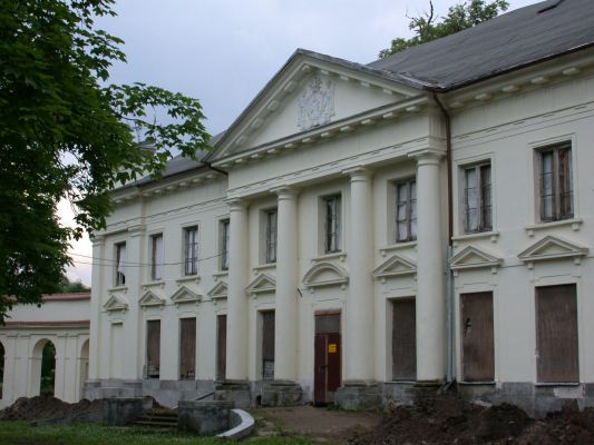 Słubice - pałac
SŁUBICE – pałac. Zbudowany przed 1790 r. według projektu architekta Hilarego Szpilowskiego, murowany, klasycystyczny. 2 piękne ryzality boczne i 4-kolumnowy portyk, tworzą fasadę. Boczne oficyny połączone są korpusem głównym pałacu za pomocą arkadowych galerii. Otoczony parkiem krajobrazowym z XIX w., pierwotnie romantycznym, przekomponowanym na angielski, obecnie w trakcie modernizacji.
