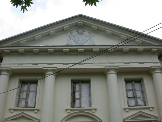 Słubice - pałac
SŁUBICE – pałac. Zbudowany przed 1790 r. według projektu architekta Hilarego Szpilowskiego, murowany, klasycystyczny. 2 piękne ryzality boczne i 4-kolumnowy portyk, tworzą fasadę. Boczne oficyny połączone są korpusem głównym pałacu za pomocą arkadowych galerii. Otoczony parkiem krajobrazowym z XIX w., pierwotnie romantycznym, przekomponowanym na angielski, obecnie w trakcie modernizacji.
