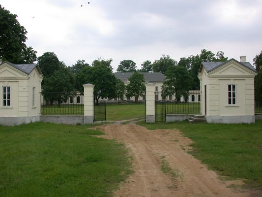 Słubice - pałac
SŁUBICE – pałac. Zbudowany przed 1790 r. według projektu architekta Hilarego Szpilowskiego, murowany, klasycystyczny. 2 piękne ryzality boczne i 4-kolumnowy portyk, tworzą fasadę. Boczne oficyny połączone są korpusem głównym pałacu za pomocą arkadowych galerii. Otoczony parkiem krajobrazowym z XIX w., pierwotnie romantycznym, przekomponowanym na angielski, obecnie w trakcie modernizacji.
