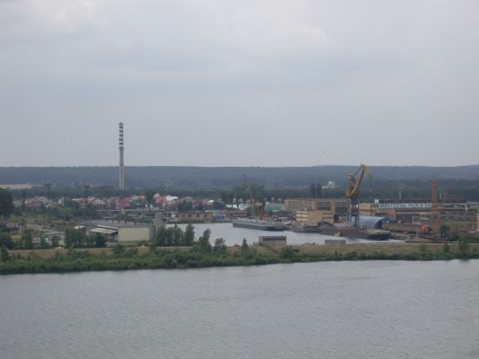 Stocznia Rzeczna w Płocku (os. Radziwie)
Stocznia Rzeczna w Radziwiu - widok ze Wzgórza Tumskiego. Powstała w latach dwudziestych XX w. jako zakład szkutniczy, przebudowana w latach 60-tych. Obecnie nosi nazwę Centromost Stocznia Rzeczna w Płocku.
