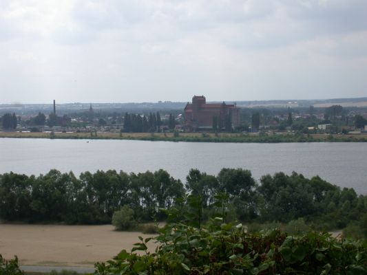 Elewator zbożowy na osiedlu Radziwie.
Elewator zbożowy - widok ze skarpy wiślanej.
