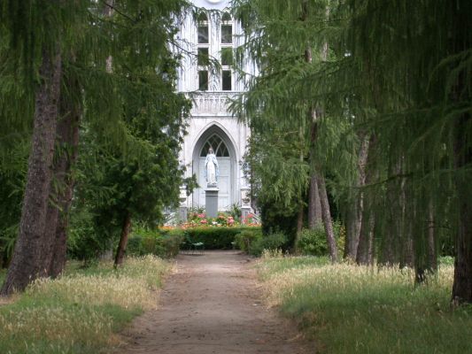 Fragment ogrodu przy zespole katedralno-klasztornym mariawitów.
Fragment ogrodu mariawitów od strony Wisły.
