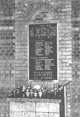 Tablica poświecona pamięci zamordowanych strażaków - ochotnków
Tablicza umieszczona była przy ul. Wyszogrodzkiej 86.

Koniec lat 90tych.
