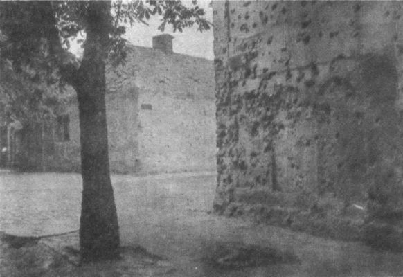 Ślady kul na domach przy ul. Teatralnej i Gimnazjalnej. - 1920
fot. Jan Bułhak "Tyg. Ilustr.", 1920, nr 39
