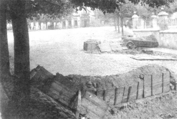 Barykada na ul. Mostowej przy pl. Narutowicza - 1920
fot. Jan Bułhak "Tyg. Ilustr.", 1920, nr 39
