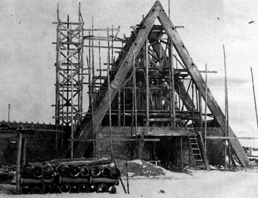 Dom pogrzebowy w budowie
/tytuł oryginalny/

pocz. lat 60tych
