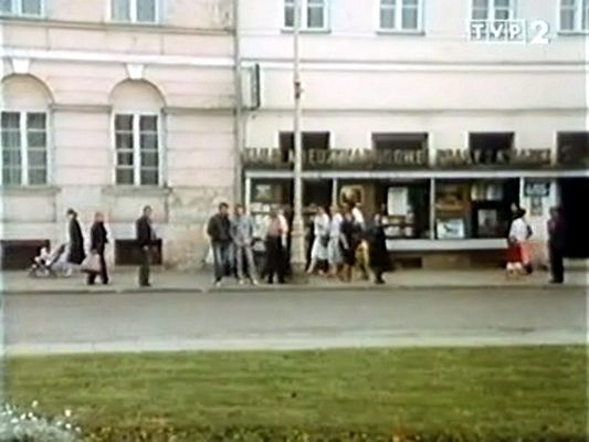Cerarskie cięcie - budynek KMPiK (obecnie EMPiK)
1987 r.

Scena z filmu "Cesarskie cięcie".
