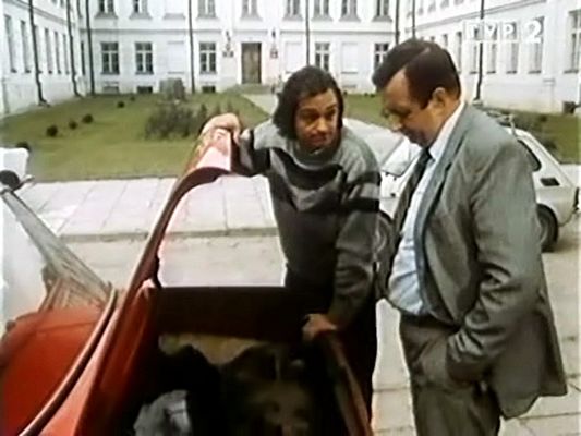 "Cesarskie cięcie" - Pl. Narutowicza
1987 r.

Krzysztof Kowalewski i Wojciech Wysocki - scena z filmu "Cesarskie cięcie".
