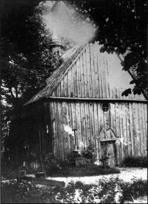 Drewniana kaplica p.w. św. Katarzyny na pierwszym cmentarzu
Wybudowana około 1790 roku, rozebrana w 1941

Zdjęcie z 1910 roku.
