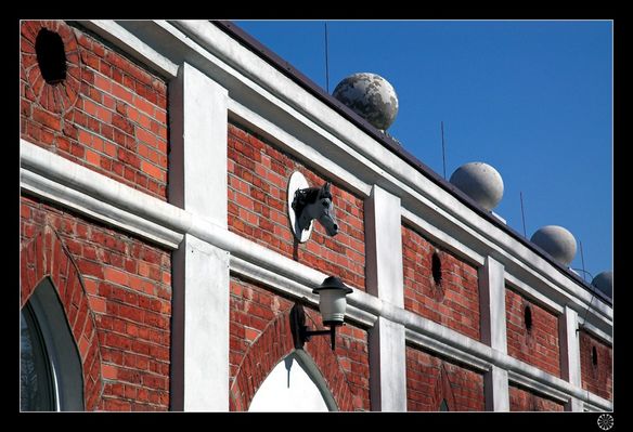 Koszelew - stajnia murowana (połowa XIX wieku)
Detal na budynku stajni

Obecnie: Dom Pomocy Społecznej w Koszelewie
