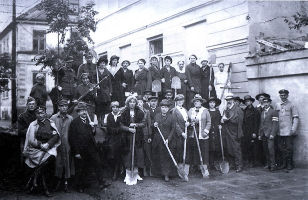 Obrońcy miasta przed barykadą
1920 r.
