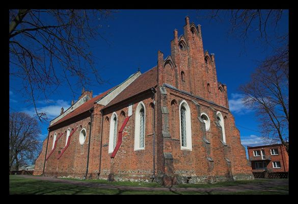 Łęg Probostwo - Kościół parafialny pw. św. Katarzyny z 1409 r.
Parafia została erygowana 2 października 1309 r. przez bpa Jana. Uposażył ją Włodzimierz, właściciel Łęga. Około 1409 r. rozpoczęto budowę murowanego prezbiterium, do którego ok. 1470 r. dobudowano nawy z fundacji Mikołaja Dołęgi, kanonika płockiego, prepozyta kolegiaty św. Michała w Płocku.

