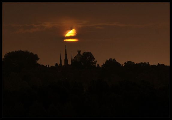 Wschód księżyca nad "Mariawitami"
robione aparatem kolegi :)
