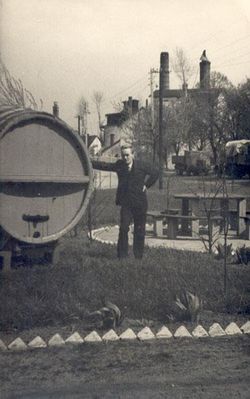 Browar Ciechomice
Fragment browaru widziany od strony głównej bramy wjazdowej. Zdjęcie najprawdopodobniej z początku lat 60. XX wieku. Niestety obecnie nie zachowało się nic z widocznego browaru , którego budynki zostały rozebrane kilka lat temu , a dziś w tym miejscu jest wybudowana od podstaw fabryka Hero.  Ponoć zachowała się jeszcze część przeogromnych dwukondygnacyjnych piwnic

