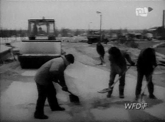 Naprawa fragmentu mostu zniszczonego podczas powodzi
Polska Kronika Filmowa PKF 1982/01

