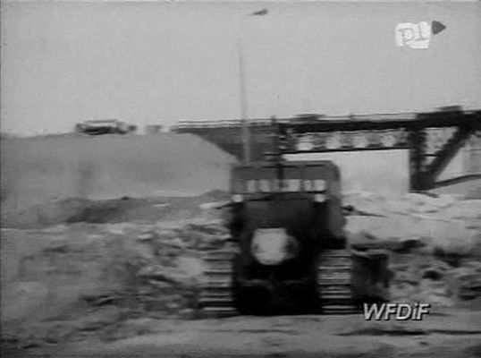 Naprawa fragmentu mostu zniszczonego podczas powodzi
Polska Kronika Filmowa PKF 1982/01
