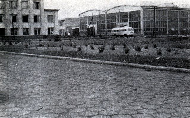 Centrum nowego zakładu produkcyjnego FMŻ przy ul. Otolińskiej
[color=yellow]"Płock ma prawo być dumny ze swej Fabryki Maszyn Żniwnych i z jej produkcji, która nie tylko pozostaje w kraju, podnosząc nowoczesnymi maszynami poziom rolnictwa polskiego, lecz również przez eksport sławi imię naszego robotnika i inżyniera za granicami kraju"[/color]

koniec lat 50-tych
Autor: Henryk Prośniewski

[Opis oryginalny]
