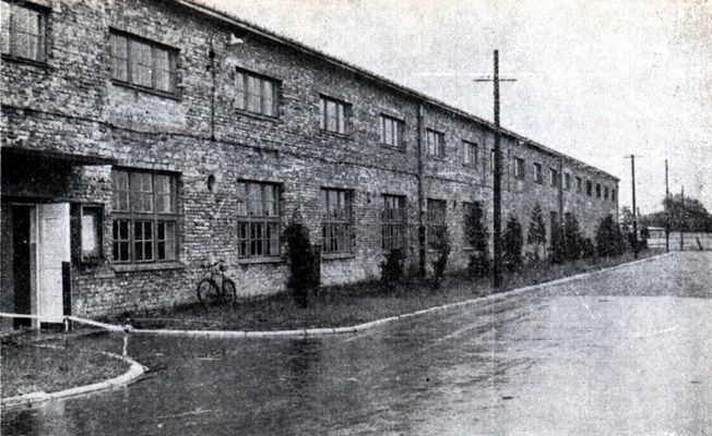 Budynek główny Zakładów Jajczarsko - Drobiarskich
wybudowany w 1955 roku

koniec lat 50-tych
Autor: Henryk Prośniewski

[Opis oryginalny]
