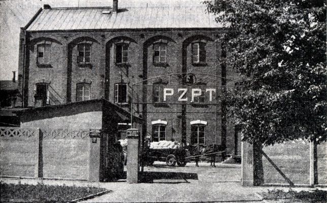 Brama wjazdowa na teren głównego zakładu branży chemicznej w Płocku - Płockich Zakładów Przemysłu Terenowego
ul. Wieczorka (obecnie K. Wielkiego)

koniec lat 50-tych
Autor: Henryk Prośniewski

[Opis oryginalny]
