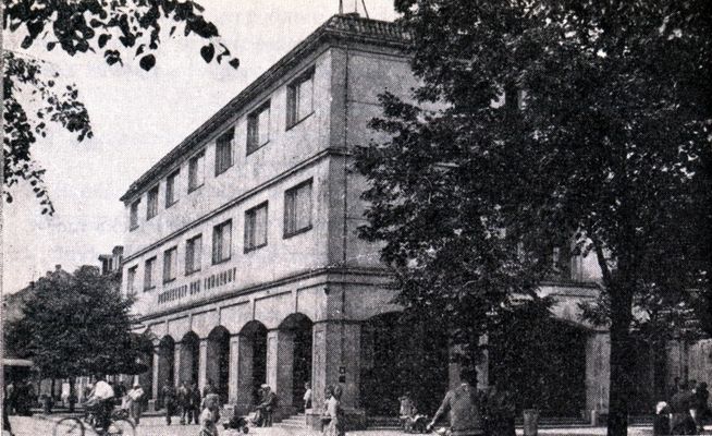 Powszechny Dom Towarowy, jedna z placówek Miejskiego Handlu Detalicznego
koniec lat 50-tych
Autor: Henryk Prośniewski

[Opis oryginalny]
