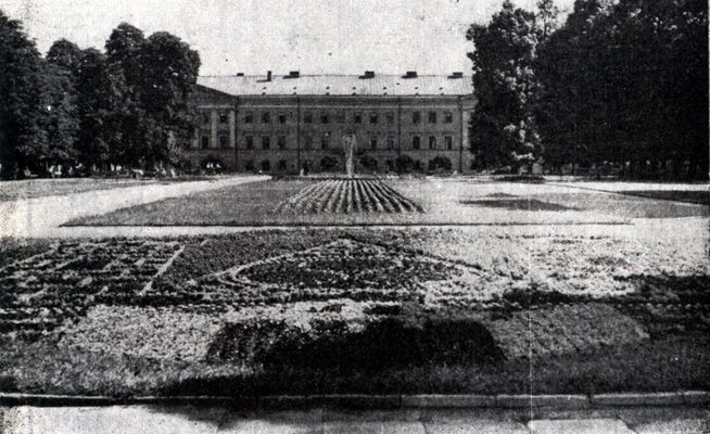 Widok na Plac Obrońców Warszawy, w głębi siedziba Prezydium Powiatowej Rady Narodowej
koniec lat 50-tych
Autor: Henryk Prośniewski

[Opis oryginalny]
