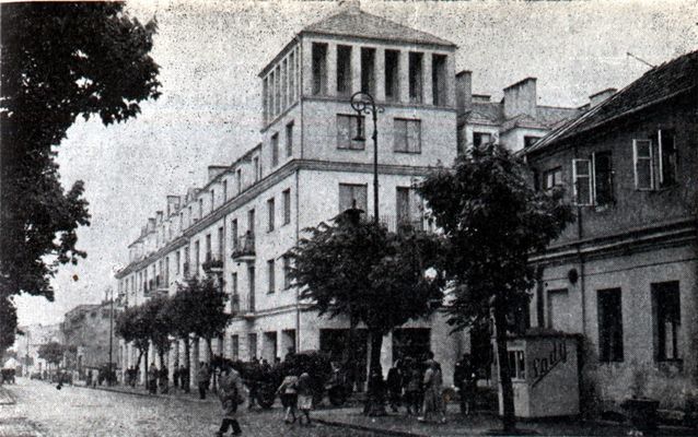 Nowy budynek mieszkalny przy ul. Tumskiej 5
koniec lat 50-tych
Autor: Henryk Prośniewski

[Opis oryginalny]
