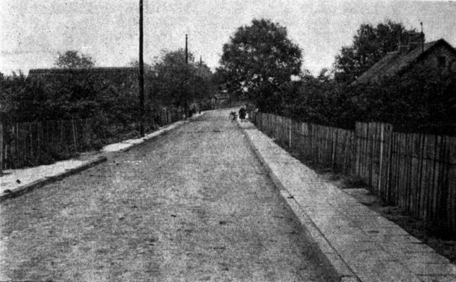 Jedna z wyremontowanych ulic na Radziwiu
koniec lat 50-tych
Autor: Henryk Prośniewski

[Opis oryginalny]
