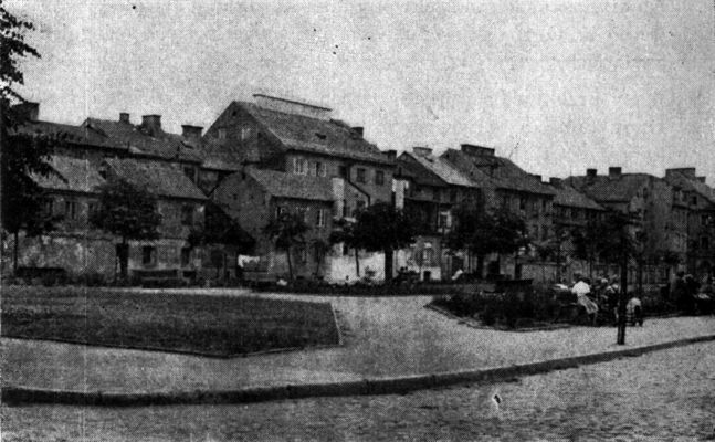 Nowo urządzony zieleniec na Pl. 13 Straconych, w miejsce wyburzonego przez okupanta fragmentu miasta
koniec lat 50-tych
Autor: Henryk Prośniewski

[Opis oryginalny]
