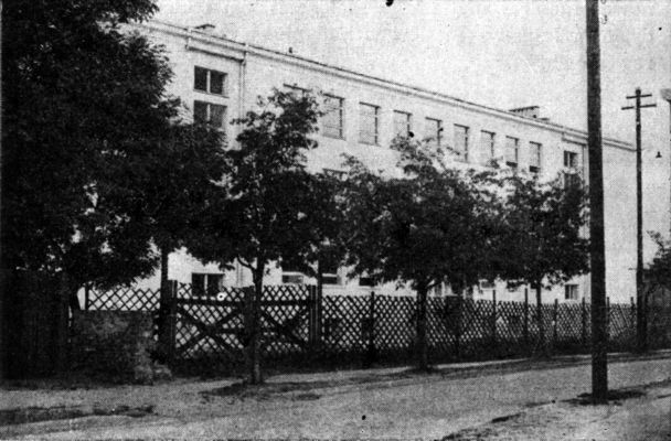 Nowa piętnastoizbiwa szkoła podstawowa przy ulicy Błonie, oddana w 1959 roku.
koniec lat 50-tych
Autor: Henryk Prośniewski

[Opis oryginalny]
