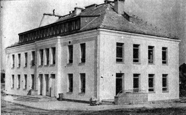 Nowo wybudowany w 1958 roku Ośrodek Zdrowia w Radziwiu
koniec lat 50-tych
Autor: Henryk Prośniewski

[Opis oryginalny]
