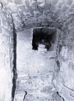 Odkryta nisza z trumną piastowską w krypcie pod Kaplicą Królewską
