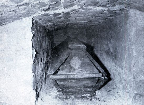 Podziemna komora grobowa z trumną na szczątki piastowskie
