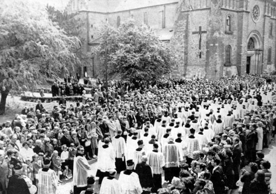 11 maja 1975 r. - złożenie w krypcie pod Kaplicą Królewską doczesnych szczątków władców Mazowsza.
