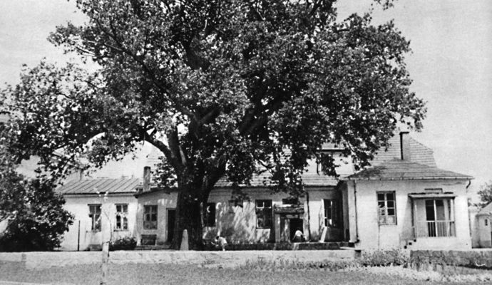 Dom Broniewskiego
"Stał nad Wisłą stary dom z ogrodem 
Na wysokim wzgórzu mazowieckim ..."

W.B.
