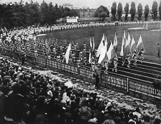 Defilada sportowców na stadionie miejskim

