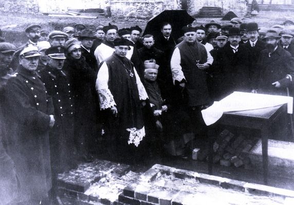 Uroczystości związane z poświęceniem kamienia węgielnego pod budowę elektrownii w Radziwiu.
1927 rok
