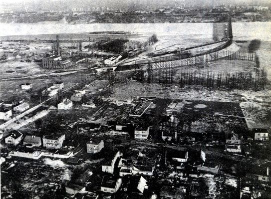 Radziwie podczas powodzi w styczniu 1982 roku
Autor: I. Sobieszczuk - 1982 r.
