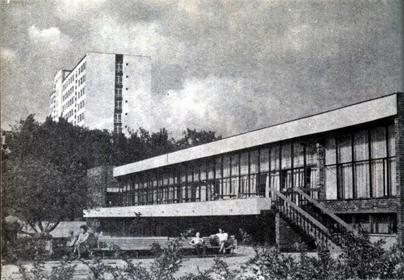 Dom Technika NOT, na drugim planie Dom Akademicki
Autor: G. Bojanowski - 1982 r.
