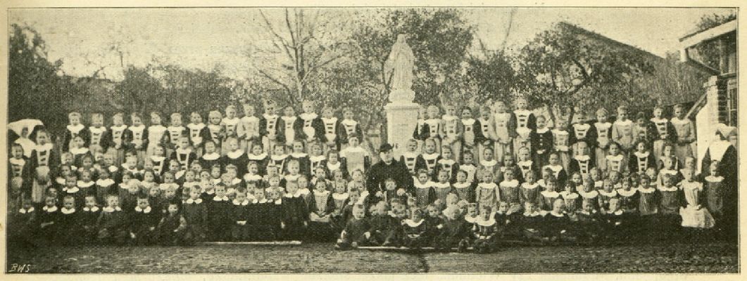 Dziatwa Zakładu św. Stanisława Kostki u stóp "Opiekunki Swojej"
z książki "Zakład św. Stanisława Kostki dla dziatwy ubogiej w mieście Płocku" (1908 r.)
