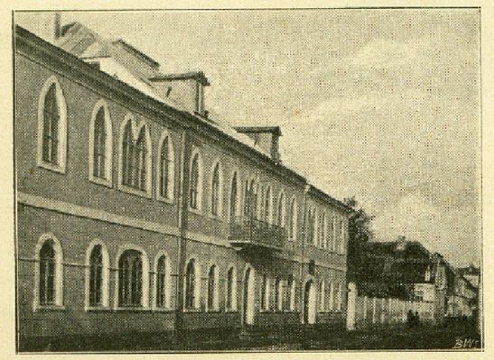 Widok od ulicy (obecnie ul. Misjonarska)
z książki "Zakład św. Stanisława Kostki dla dziatwy ubogiej w mieście Płocku" (1908 r.)
