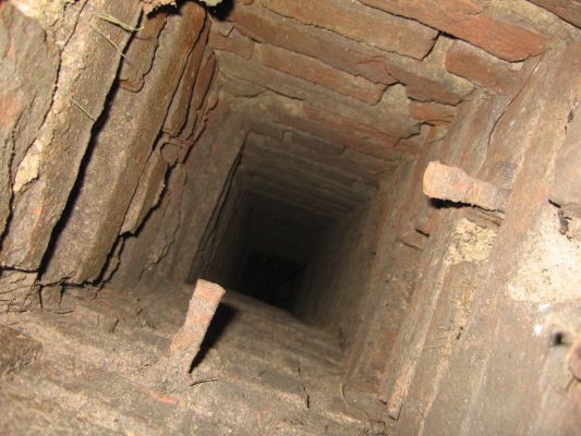 jeden z szybów wentylacyjnych w Lodowni
teraz juz, niestety, pozasypywane
Słowa kluczowe: lodownia winiarnia