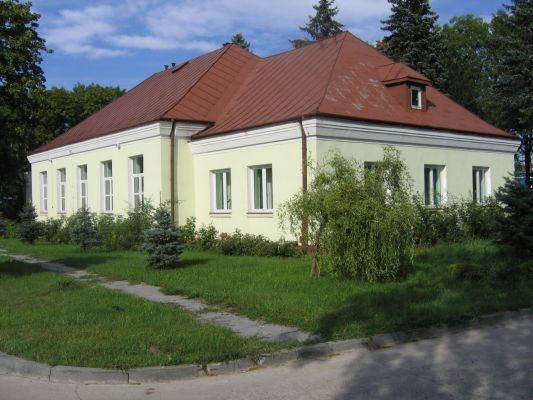 Zabudowania w Niegłosach
Budynek ten znajduje się na terenie dawnej Męskiej Szkoły Rolniczej, sięgającej swymi początkami roku 1857. Szkoła została zniszczona przez niemców w czasie II wojny. Następnie istniał tu Państowy Ośrodek Maszynowy.
