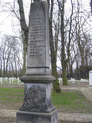 fragment cmentarza wojskowego
