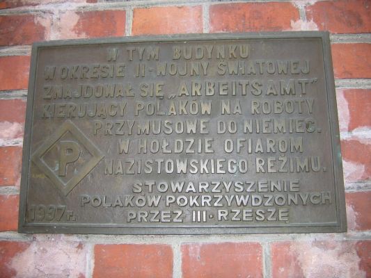 Tablica pamiatkowa na ścianie przy ul. 1 Maja 1
