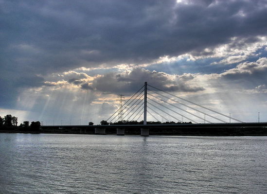 Niespokojne niebo nad mostem
