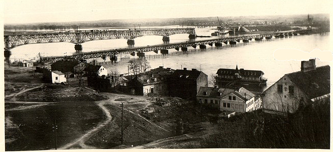 Nabrzeże wiślane, płockie mosty i osiedle Rybaki
7.V.1941 r.
