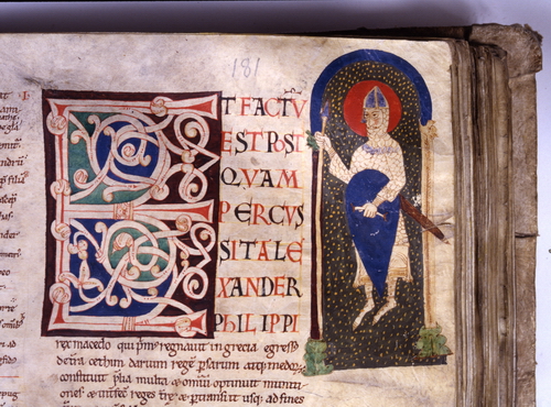 Biblia Płocka z XII w.
Ozdobny inicjał oraz miniatura przedstawiająca wczesnośredniowiecznego rycerza
